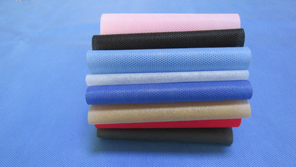 PP涤纶无纺布与PET丙纶无纺布的环保对比及纸箱替代探讨